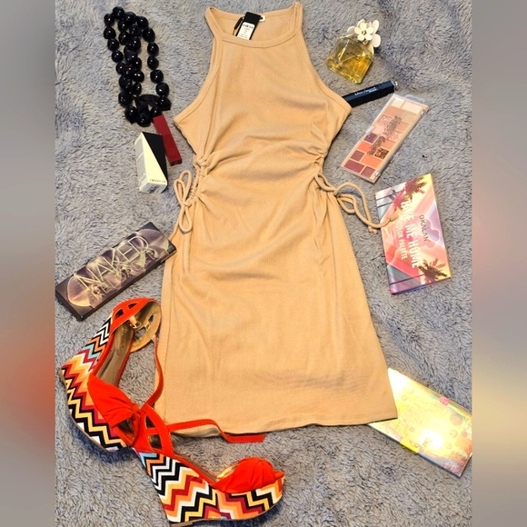 Beautiful dress open aside waist and ribs 🫠 beige color NWT size Medium - Picture 4 of 4